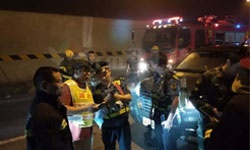 滬昆高速懷化段隧道發(fā)生貨車追尾起火，滯留人員依據隧道應急疏散燈具安全疏散